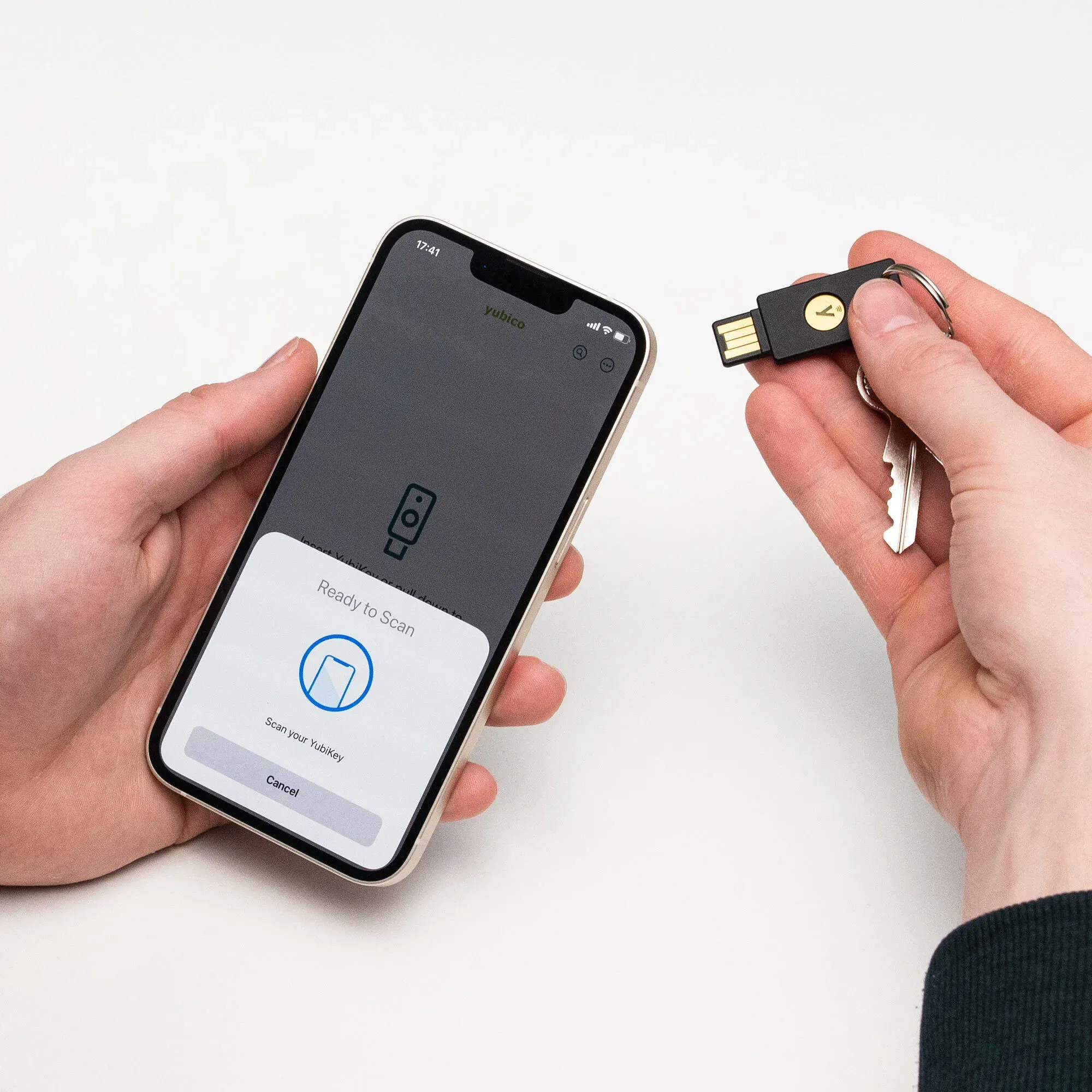 YubiKey 5 NFC sur un porte-clés, prête à être approchée d'un smartphone pour une lecture NFC