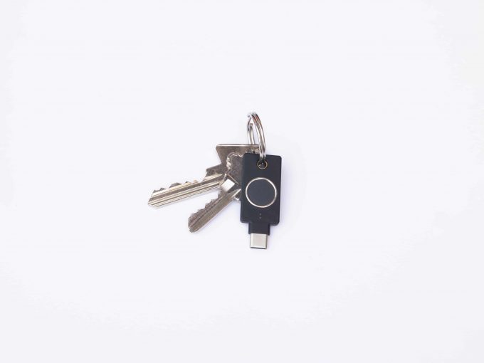 Photo de YubiKey Bio C avec porte-clés