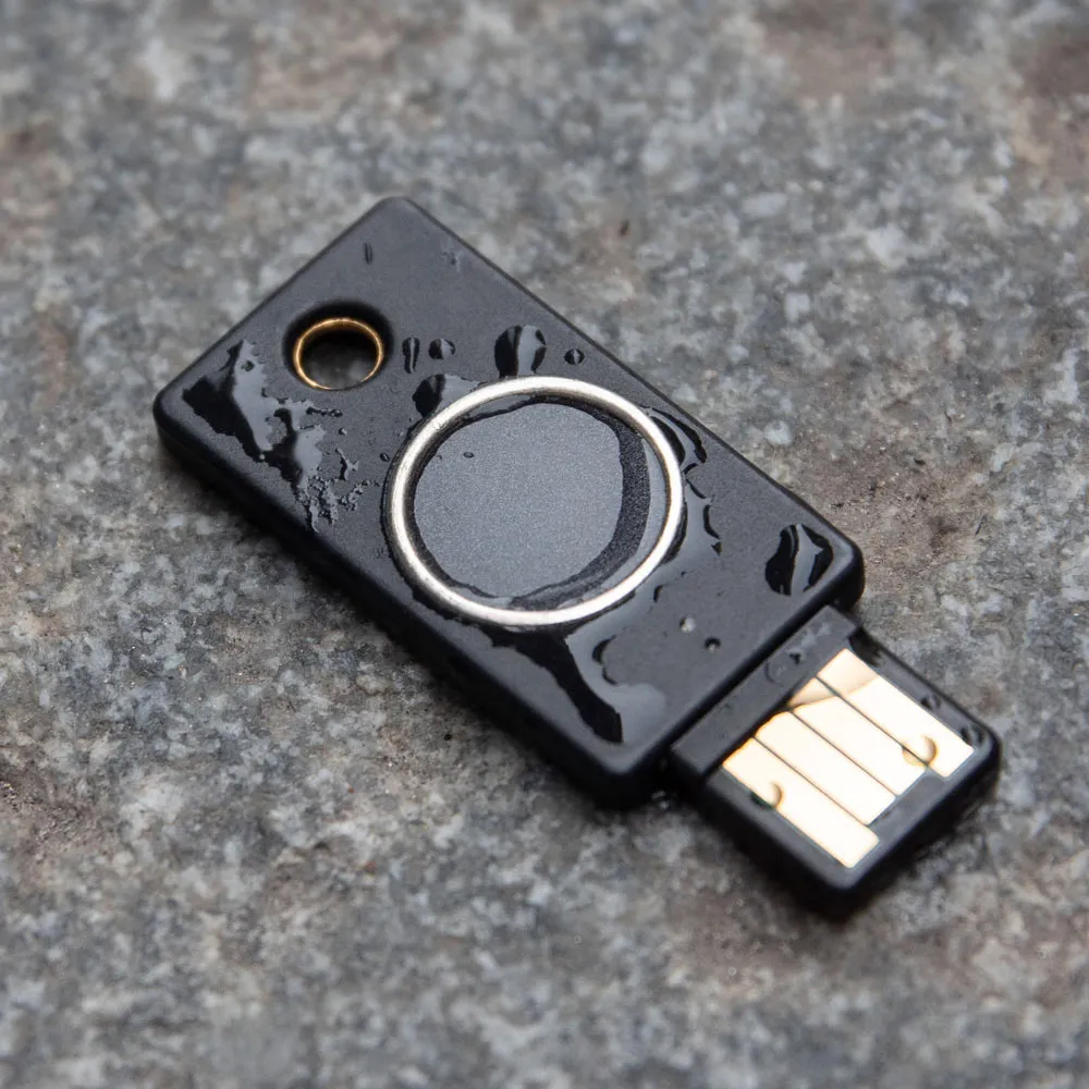 Yubikey Bio A mouillée démontrant sa résistance à l'eau Norme IP 68