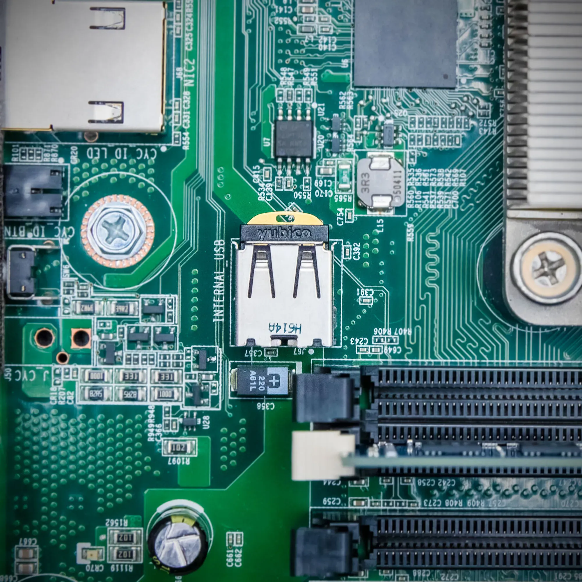Module YubiHSM 2 FIPS 140-3 inséré dans un port USB interne sur la carte mère d'un serveur