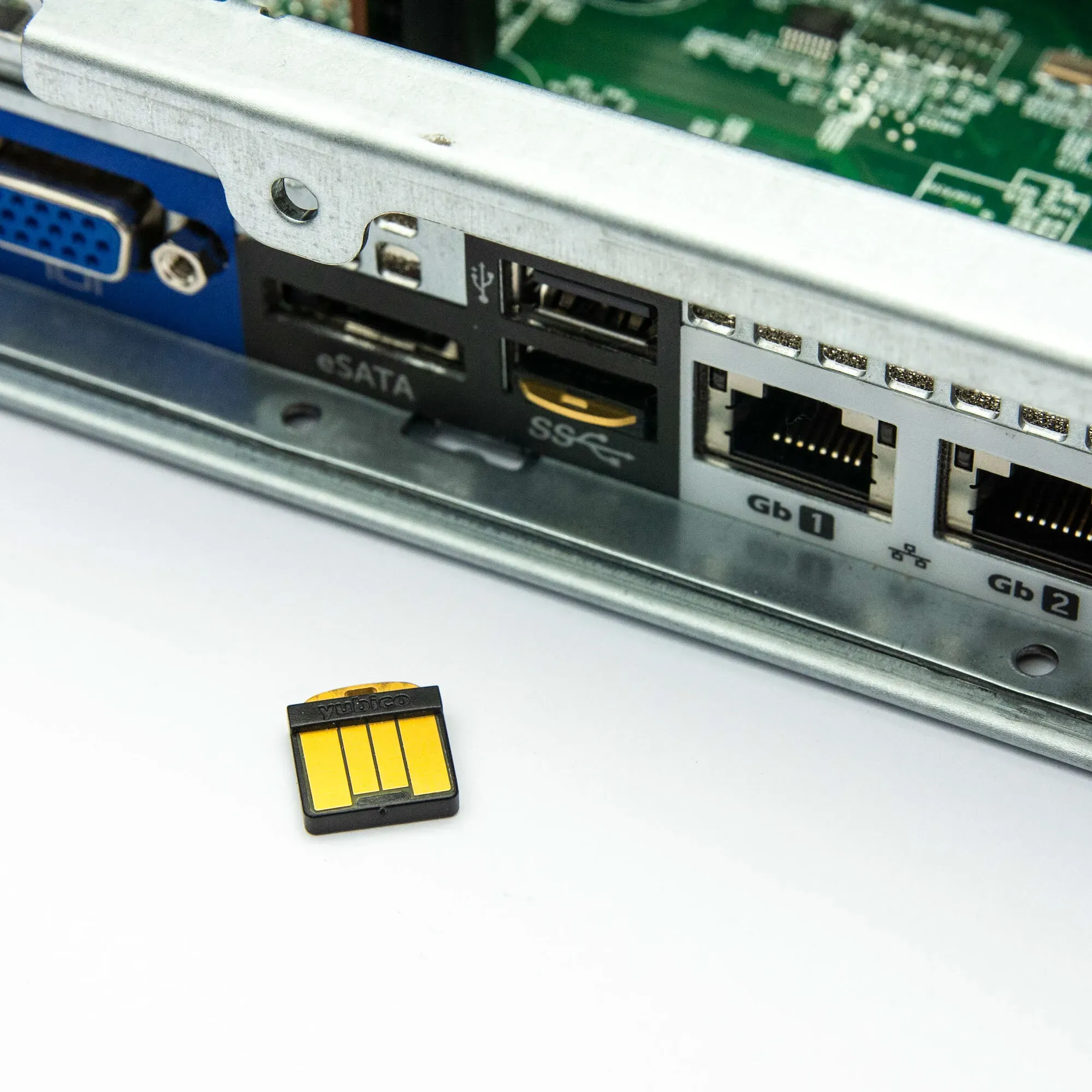 Module YubiHSM 2 posé devant les ports arrière d'un serveur rack