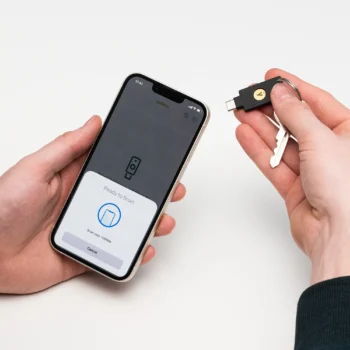 YubiKey 5C NFC sur un porte-clés, prête à être approchée d'un smartphone pour une lecture NFC